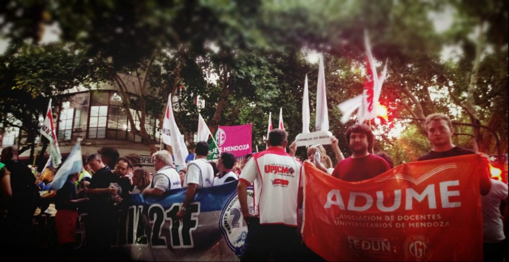ADUME participó de la «Marcha de las Antorchas» contra las políticas de ajuste