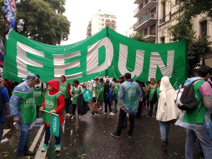 Los compañeros de la FEDUN, marchando frente al Congreso de la Nación.