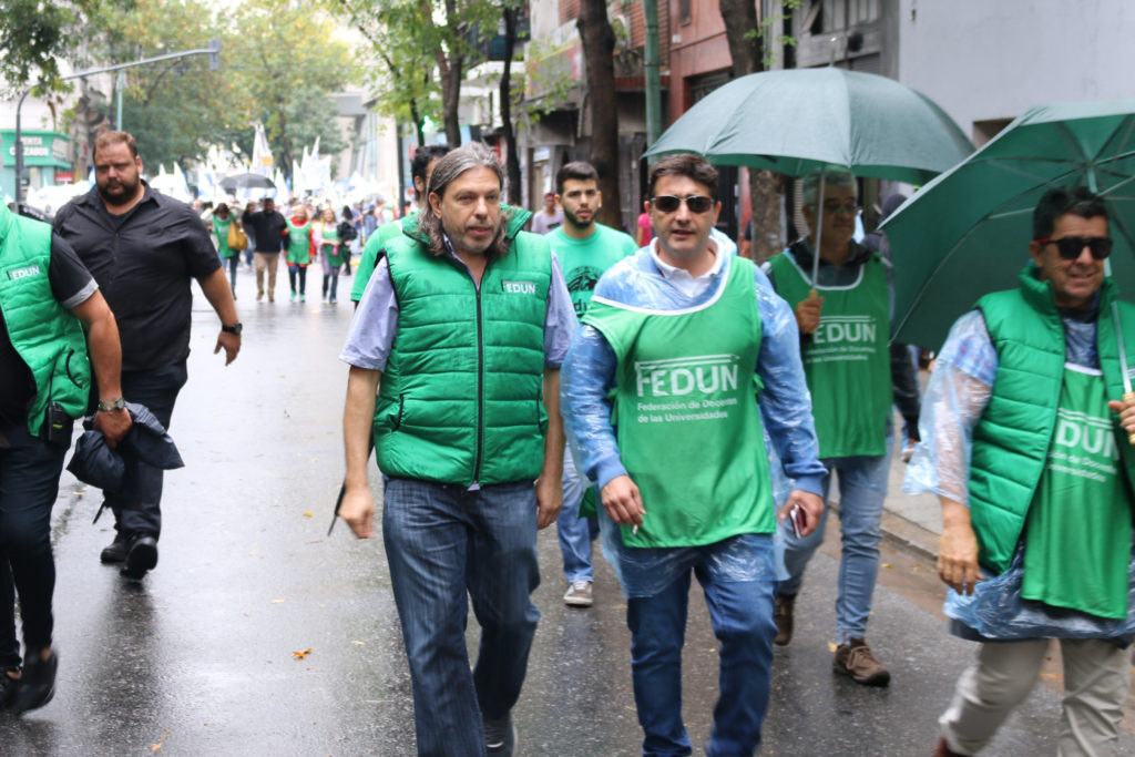 Daniel Ricci y los compañeros de la FEDUN, marchando hacia el Congreso de la Nación.