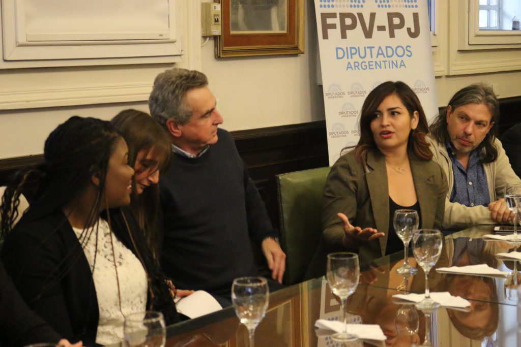 Las demócratas estadounidenses Cori Bush y Roza Calderón se reunieron con diputados y diputadas del FPV-PJ
