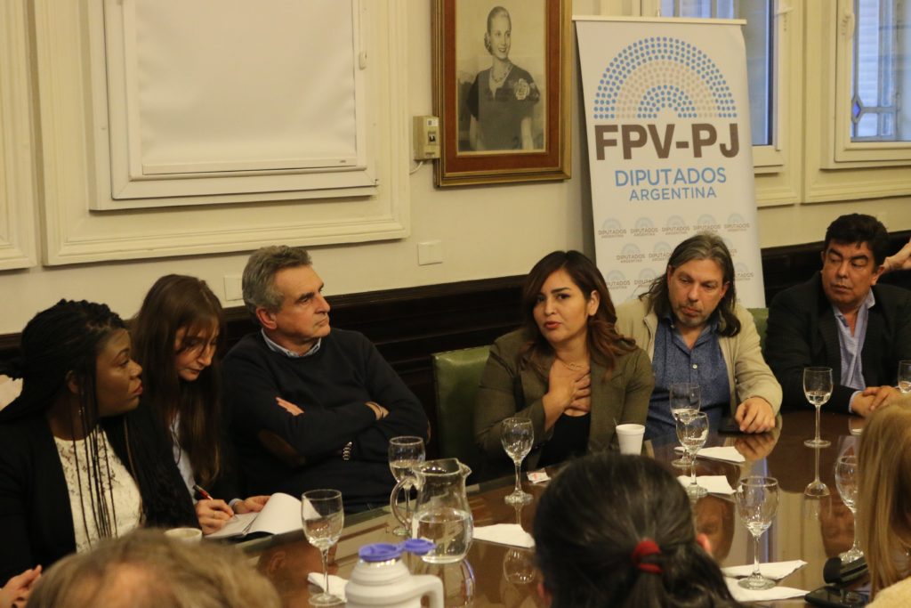 Las demócratas estadounidenses Cori Bush y Roza Calderón se reunieron con diputados y diputadas del FPV-PJ